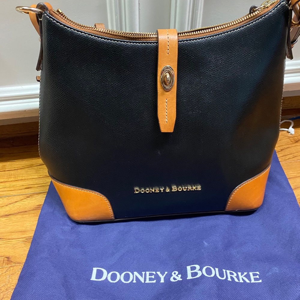 Great Condition Dooney & Bourke Shoulder Bag.